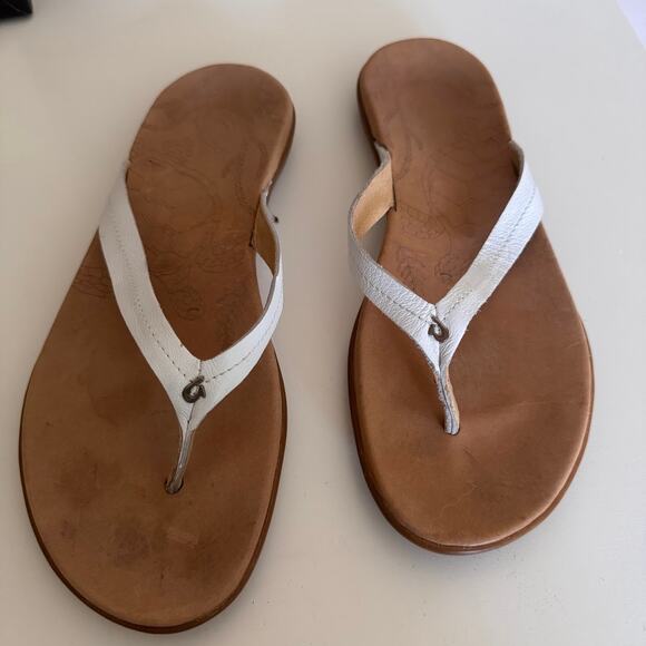OluKai Shoes - OluKai Women's Honu White Leather Slip On Flip Flop Sandals Size 9